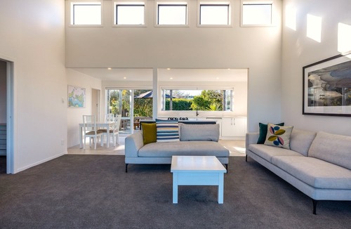 Blackpool Villa | Driftwood Beach House with Spa Pool
