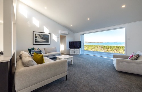 Blackpool Villa | Driftwood Beach House with Spa Pool