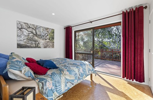 Muriwai Cottage | Peaceful cedar Cottage - 3 minutes to Muriwai Beach