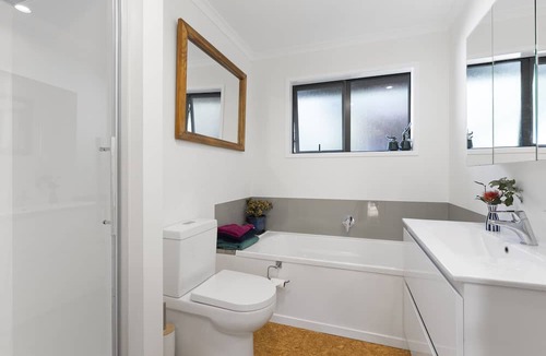 Muriwai Cottage | Peaceful cedar Cottage - 3 minutes to Muriwai Beach
