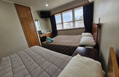 Longburn Hotel | White Horse Inn Restaurant & Motel
