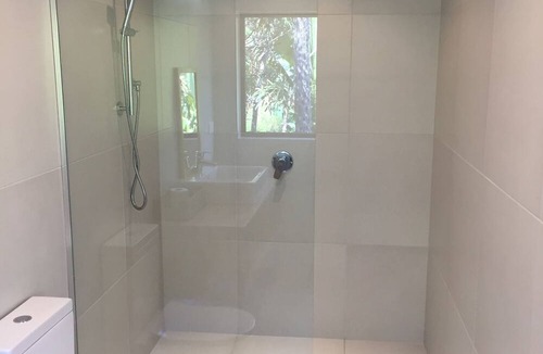 Raglan Apartment | Sunny Elevated (Rimu Studio) with Sea Views
