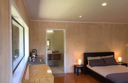 Raglan Apartment | Sunny Elevated (Rimu Studio) with Sea Views