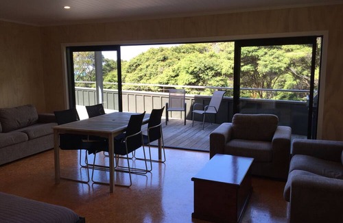 Raglan Apartment | Sunny Elevated (Rimu Studio) with Sea Views