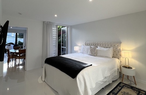 Orakei Apartment | Walk to the beach