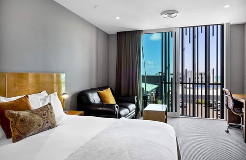 New Plymouth CBD Hotel | King and Queen Hotel Suites