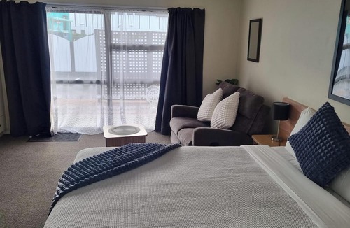 Tahunanui Hotel | Tudor Lodge Motel
