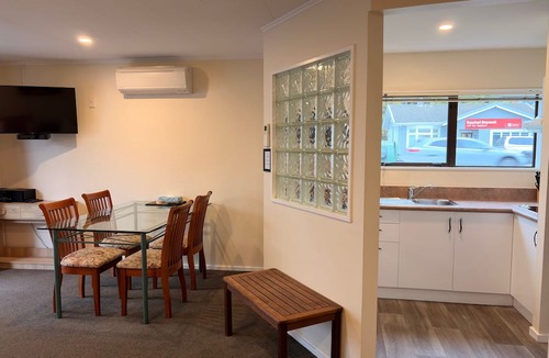 Tahunanui Hotel | Tudor Lodge Motel