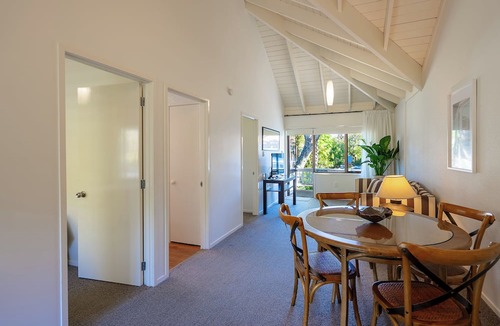 Takapuna Hotel | Emerald Inn