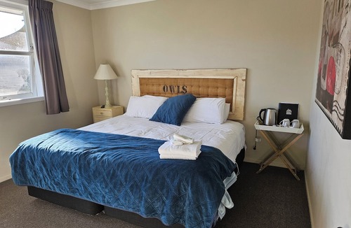 Piopio Hotel | Fat Owl Motel, Bar & Eatery