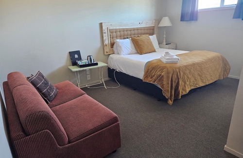 Piopio Hotel | Fat Owl Motel, Bar & Eatery