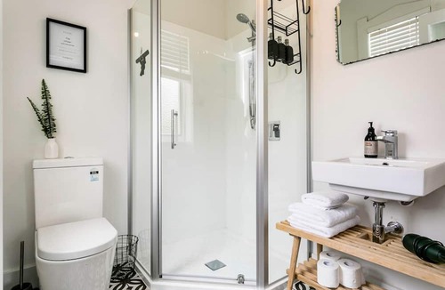 Cambridge Villa | The White House, 2 bathrooms, walk to town.