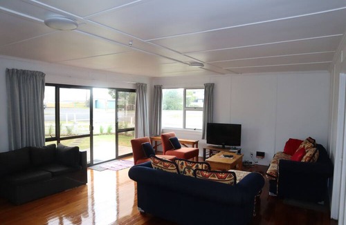 One Tree Point House | Relax Swim Boat Fish Explore at our classic family friendly kiwi beach bach