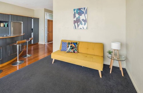 Miramar House | Waterfront 2-bed cottage, Karaka Bays