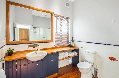 Miramar House | Waterfront 2-bed cottage, Karaka Bays