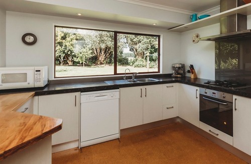 Kaitake House | WHAREPUNI OAKURA RETREAT