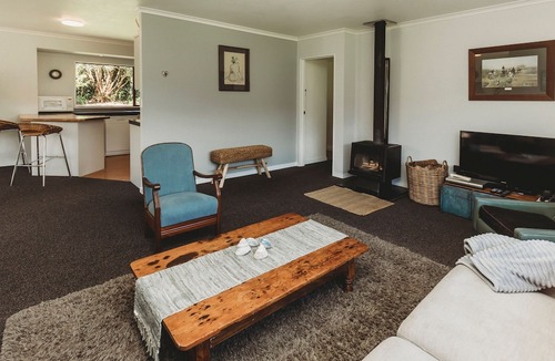 Kaitake House | WHAREPUNI OAKURA RETREAT