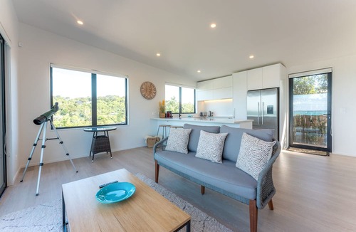 Surfdale Cottage | Marama Cottages with Ocean Views