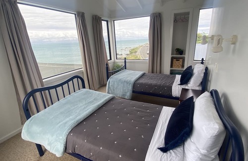 Riverton House | Beachfront House - Best deck in Riverton