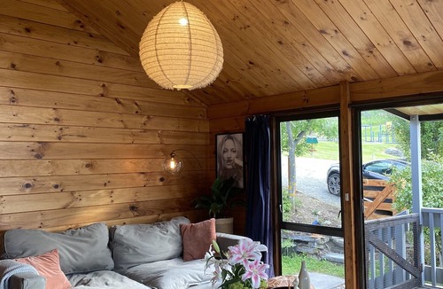 Fernhill House | Kiwi Bach vibes, lake views, close to town