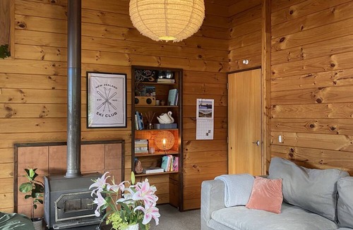 Fernhill House | Kiwi Bach vibes, lake views, close to town