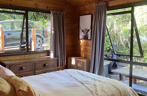 Fernhill House | Kiwi Bach vibes, lake views, close to town
