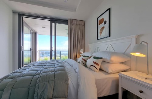 Auckland Central Business District Apartment | Luxe Apt w Harbour-Sunset Views -Parking