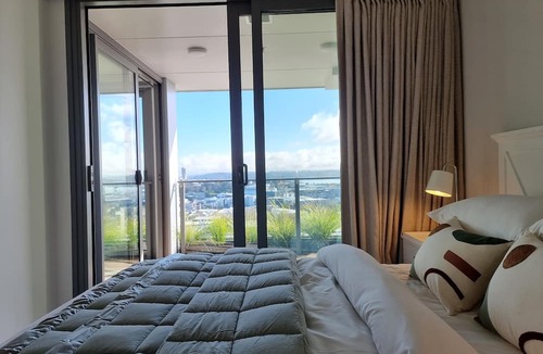 Auckland Central Business District Apartment | Luxe Apt w Harbour-Sunset Views -Parking