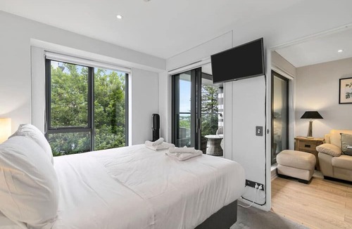 Newton Apartment | Urban City Escape with pool, gym, sauna and spa
