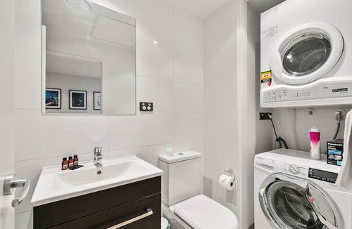 Newton Apartment | Urban City Escape with pool, gym, sauna and spa