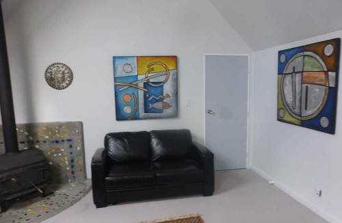 Eketahuna Apartment | Arty Place -where you can relax and enjoy art.
