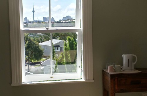 Kingsland House | Western Springs Villa