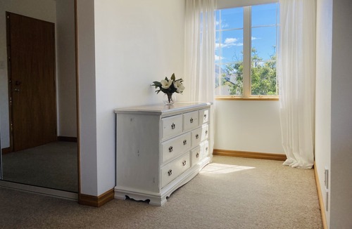 Wanaka House | Kennealy House - an ideal spot to relax, 15 minute walk to town and lake.