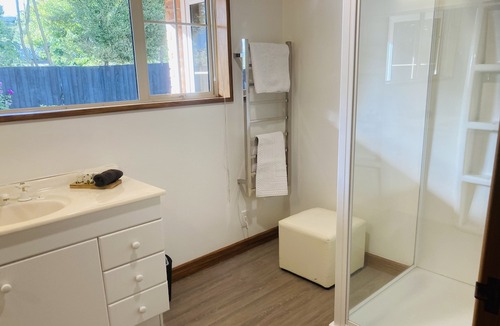 Wanaka House | Kennealy House - an ideal spot to relax, 15 minute walk to town and lake.
