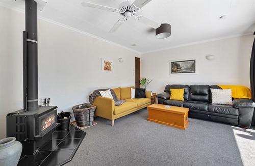 Lowburn Cottage | Getaway on the Green - Cromwell Holiday Home