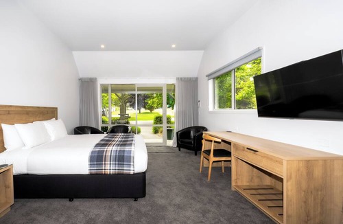 Lowburn Hotel | Colonial Manor Motel