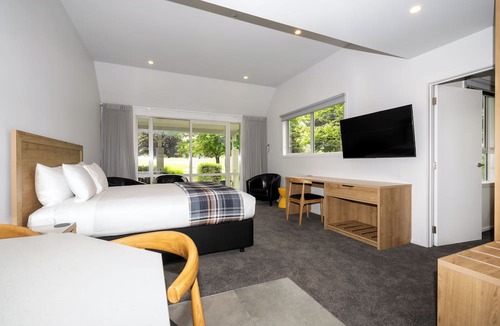 Lowburn Hotel | Colonial Manor Motel
