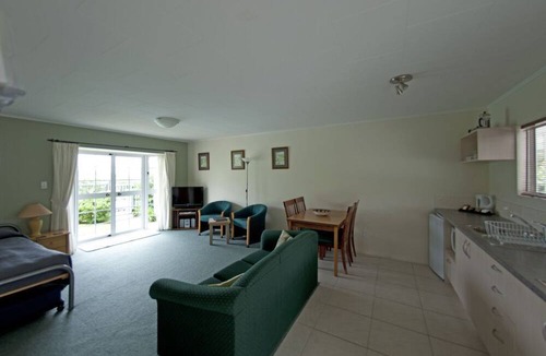 Haruru Hotel | Ash Grove Boutique Motel