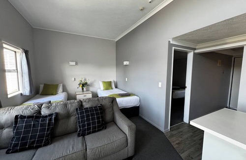 Paraparaumu Beach Hotel | Wrights By The Sea Motel