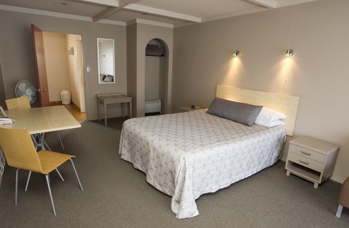 Hamilton East Hotel | Aspen Manor Motel