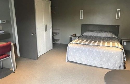 Hamilton East Hotel | Aspen Manor Motel