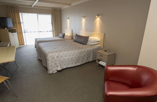 Hamilton East Hotel | Aspen Manor Motel