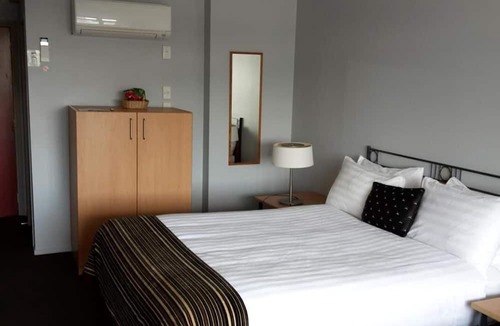 Epsom Hotel | Off Broadway Motel