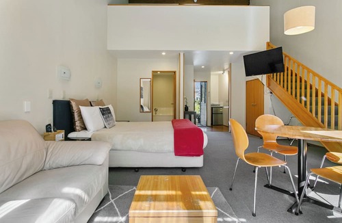 Two Mile Bay Hotel | Cascades Lakefront Motel