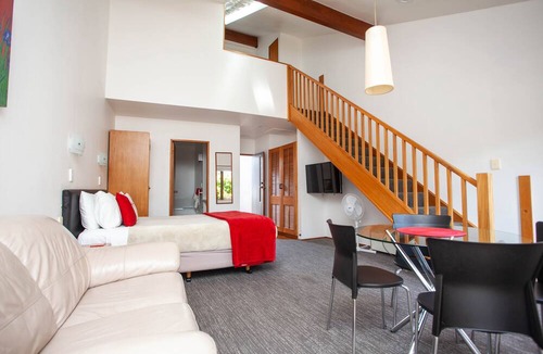 Two Mile Bay Hotel | Cascades Lakefront Motel