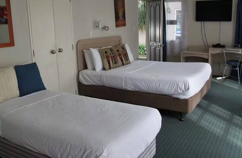 Manukau City Hotel | Asure Camelot Arms Motor Lodge