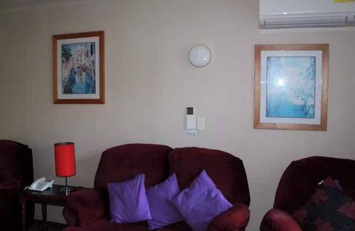 Manukau City Hotel | Asure Camelot Arms Motor Lodge