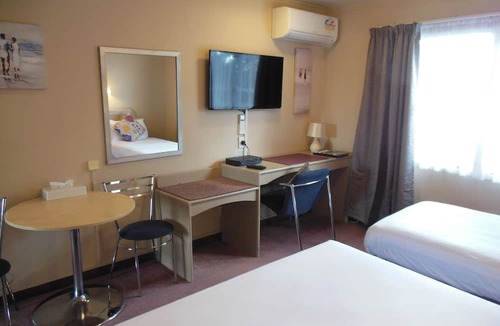 Manukau City Hotel | Asure Camelot Arms Motor Lodge