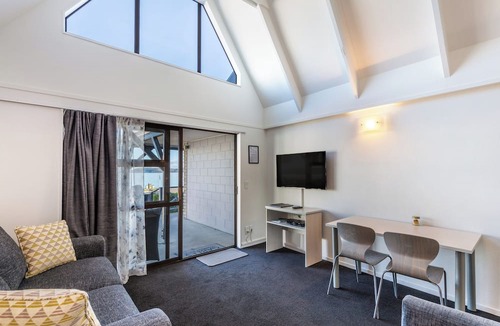 Taupo Hotel | Gables Lakefront Motel