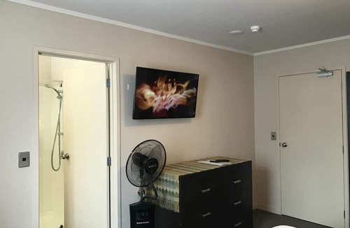 Rotorua Bed & Breakfast | Lake Lodge B&B Rotorua - Adults Only